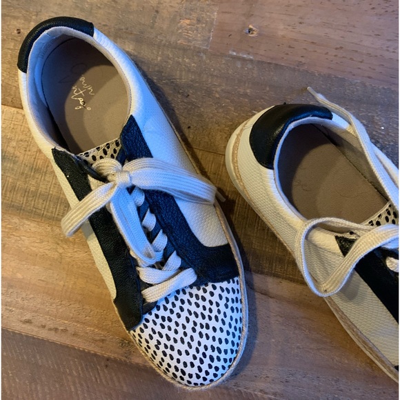 EUC! Fashion sneakers/Size 8 - Picture 3 of 4